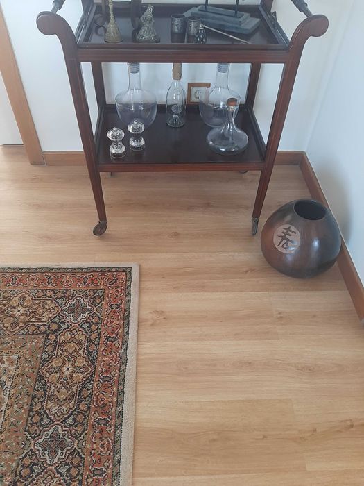 Mobilia de sala de jantar com vários componentes