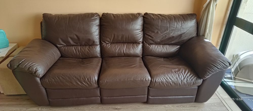Sofá 3 lugares em pele
