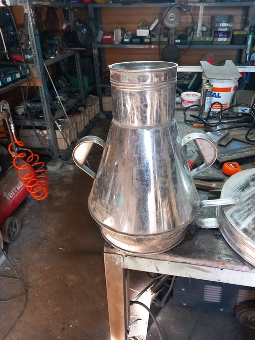 Funil e cântaro antigos