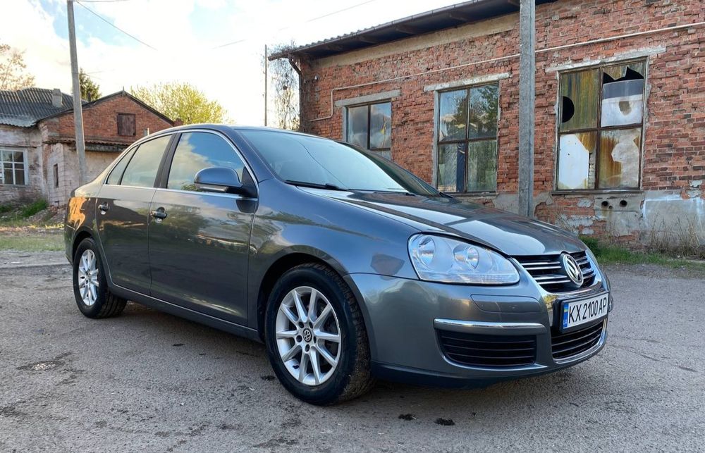 Автомобиль Volkswagen Jetta 5 2008 1,4 turbo