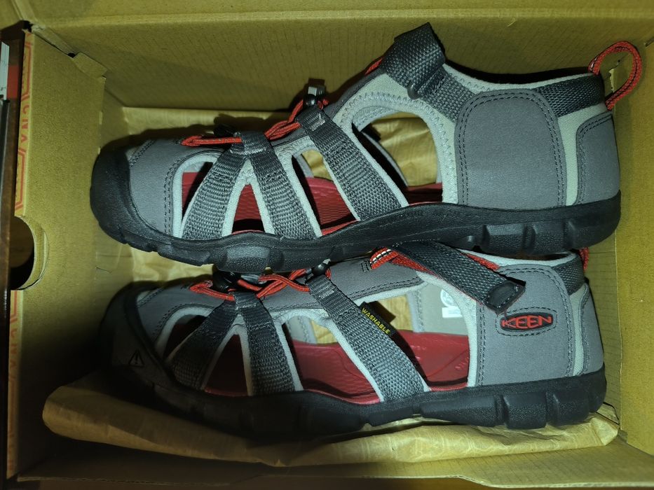 Продам недорого нові підліткові трекінгове сандалі