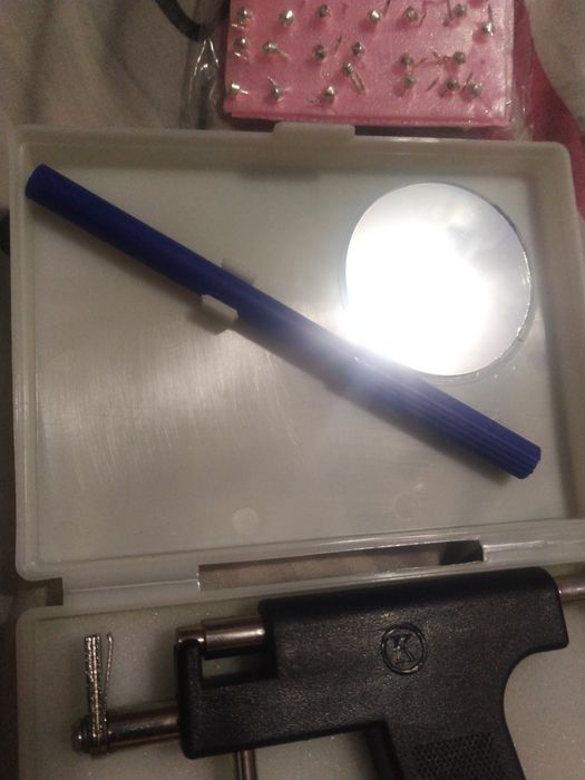 Набір для прибивання ушей.