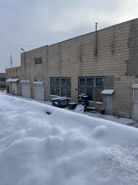 Нежитлова комерційна будівля