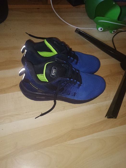 Niebiesko czarne buty sportowe