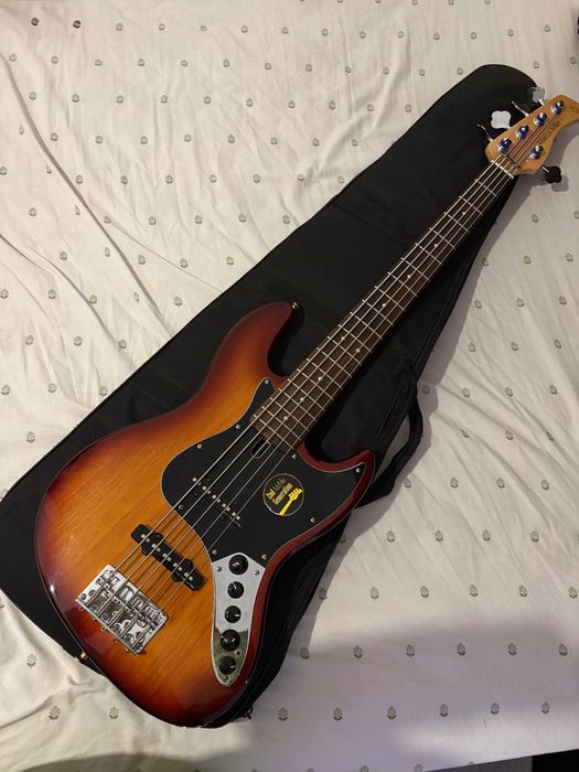 Baixo Marcus Miller V2