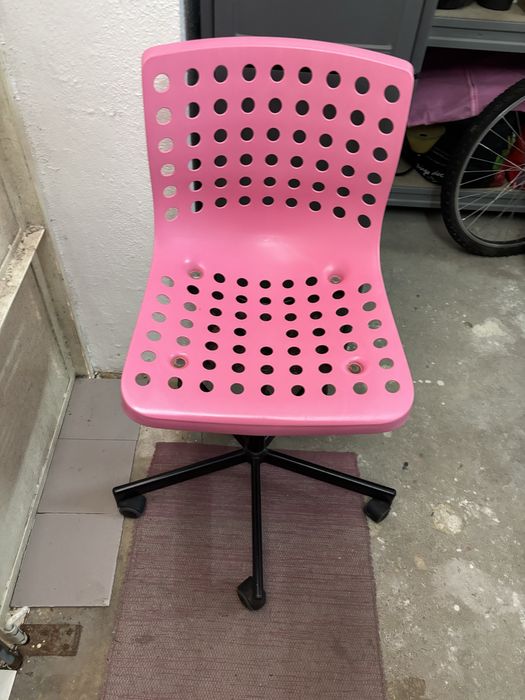Cadeira cor de rosa de adulto