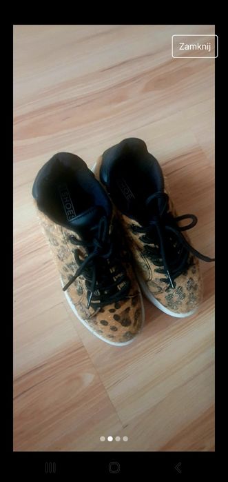 Buty w panterkę.