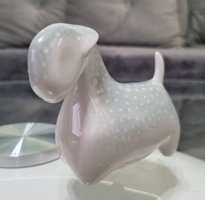 Sygnowana figurka „Sealyham terier”  M. Naruszewicz Ćmielów 1962 r.