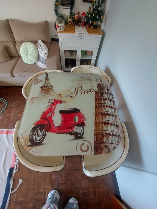 Mesa  com 4 cadeiras