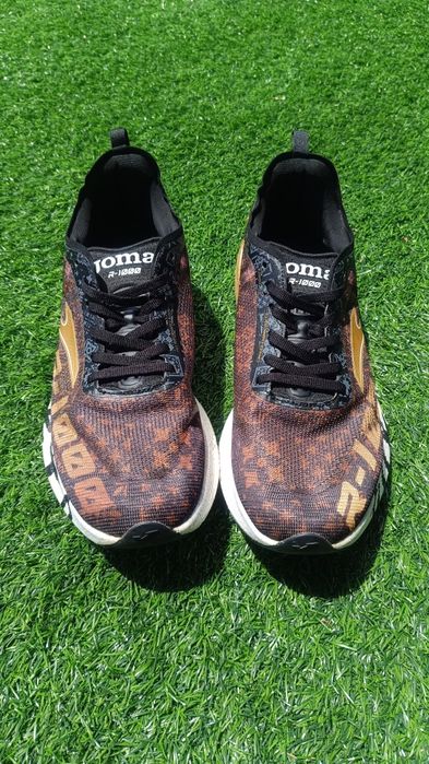 Sapatilhas Joma R-1000 da edição especial da Maratona do Porto 2024.