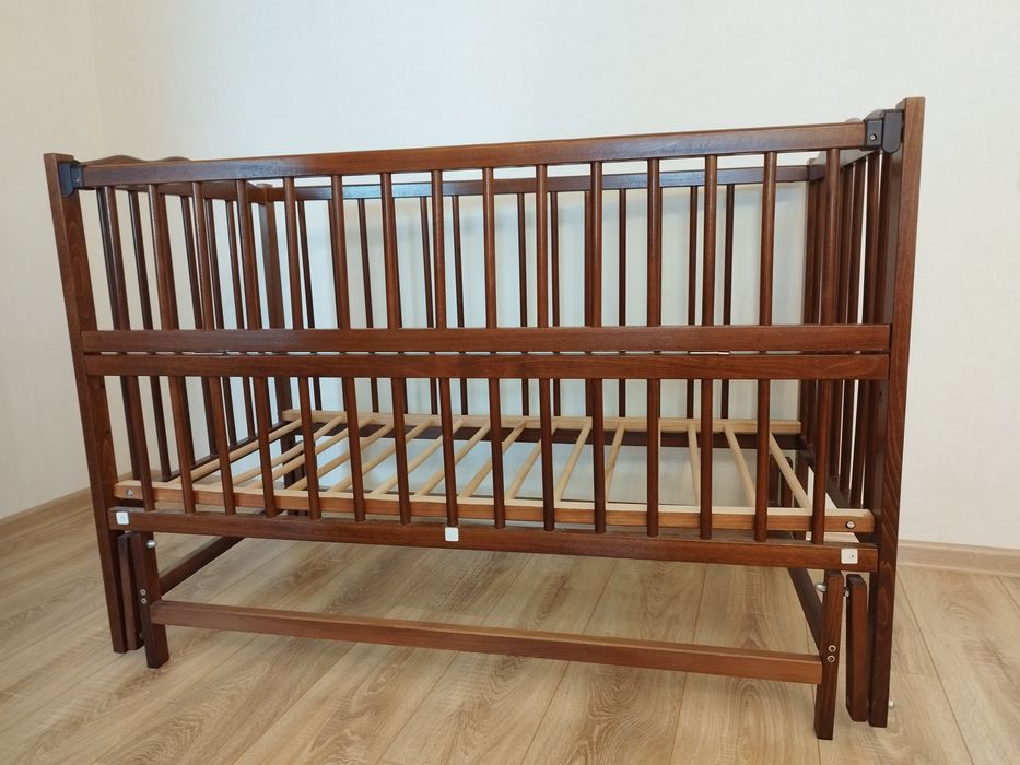 Дитяче ліжечко з маятником