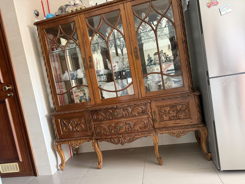Cristaleira em madeira com vitrine – bom estado