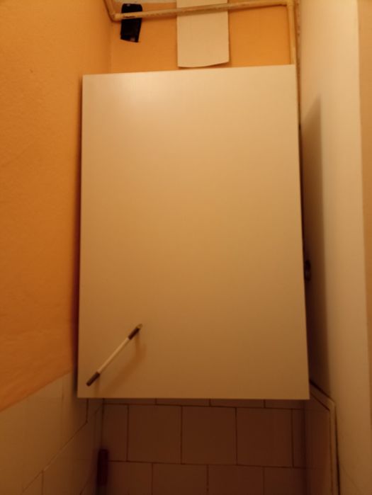 Używana szafka łazienkowa wisząca biała