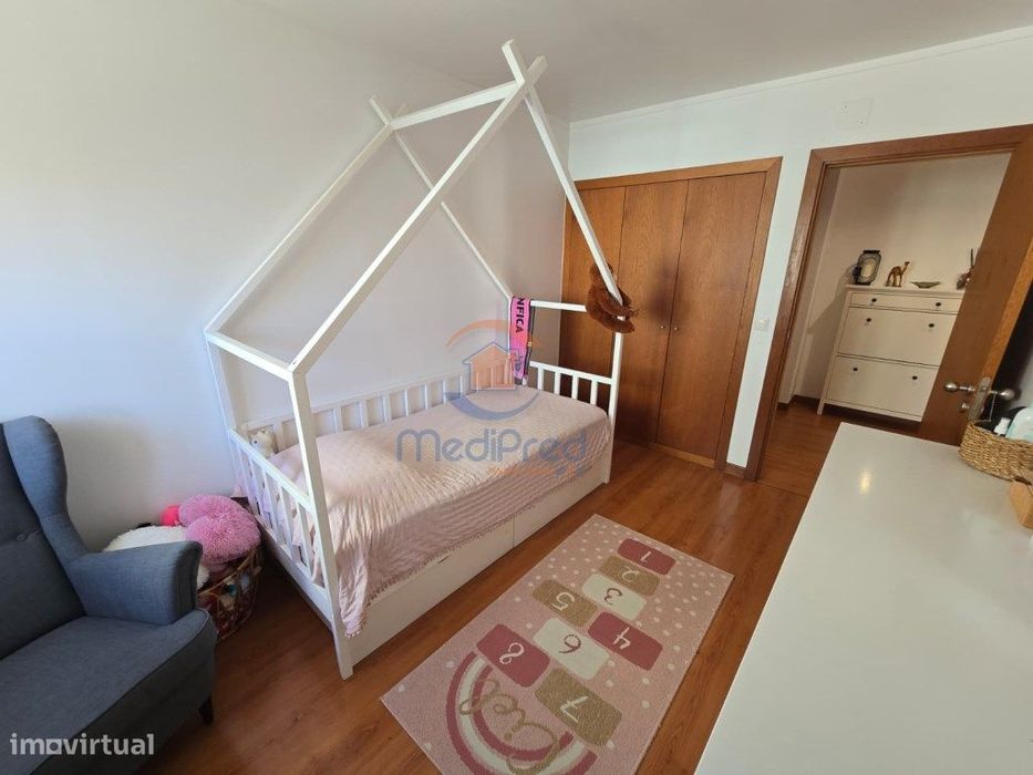 Apartamento T2 com Varanda, Parqueamento e Arrecadação | Alta de Li...