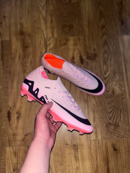 Футбольні бутси.