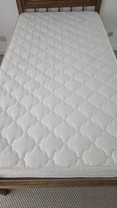 Cama de solteiro com colchão novo