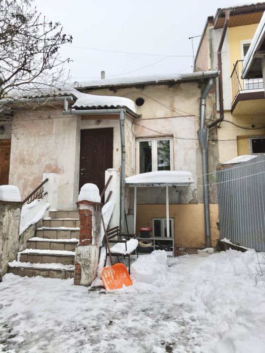 Продаж 1 кімнатної квартири на Привокзальній з власною ділянкою