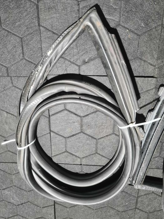 Porsche 911 4S 996 uszczelka karoseryjna przód lewa prawa