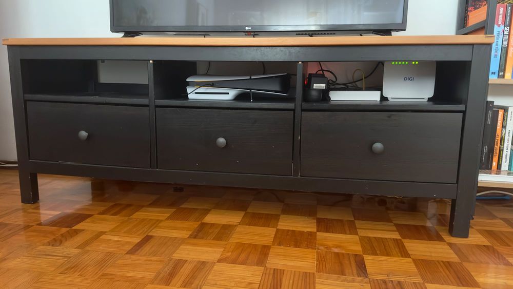 Móvel de TV IKEA HEMNES preto e castanho