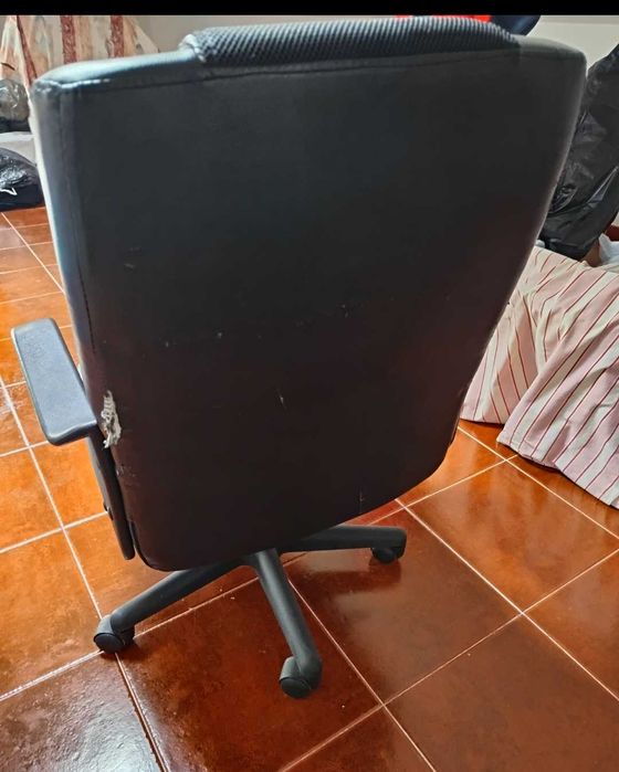 Office Chair with Wheels – Comfort and Functionality!64575288224515122
