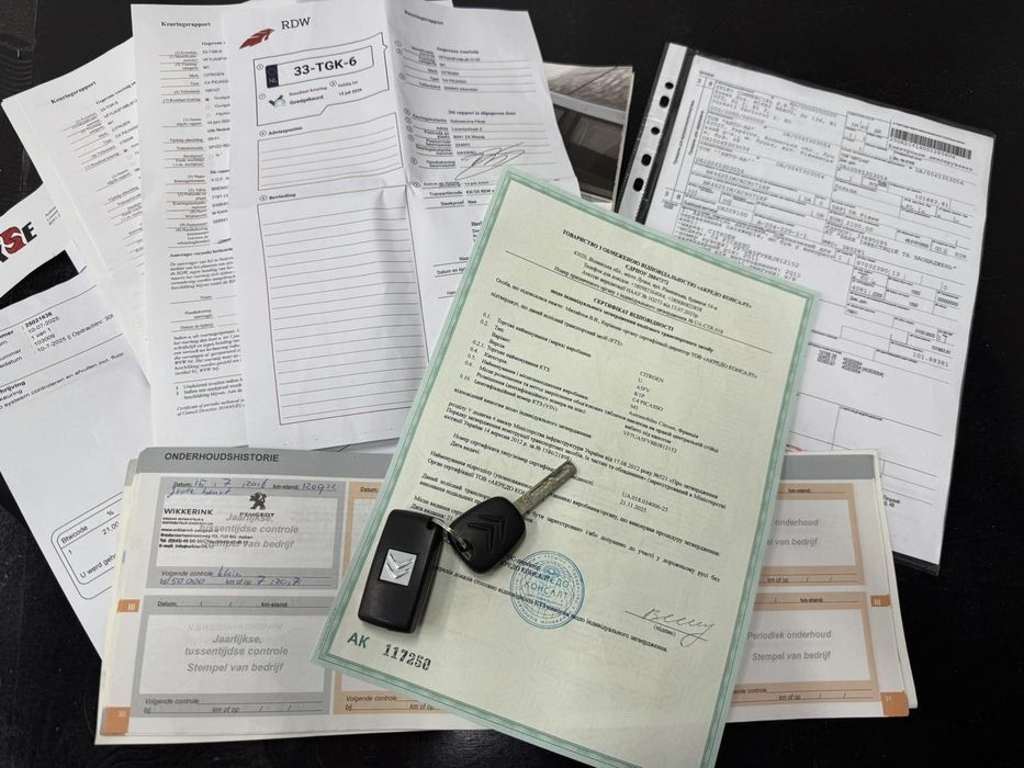 Хороше свіжопригнане  сімейне авто 7місць у доброму стані
