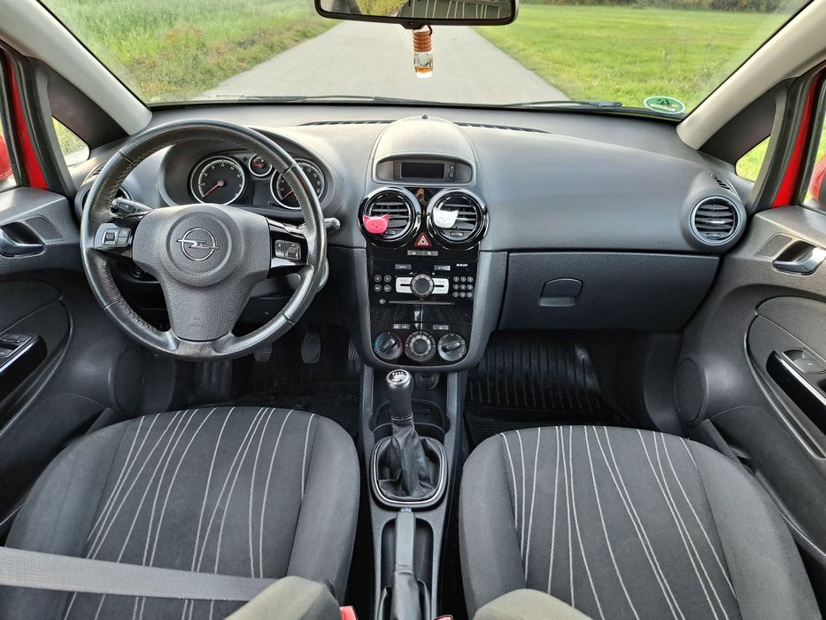 **Opel **Corsa**1.4**Bezyna **2010**Rok **