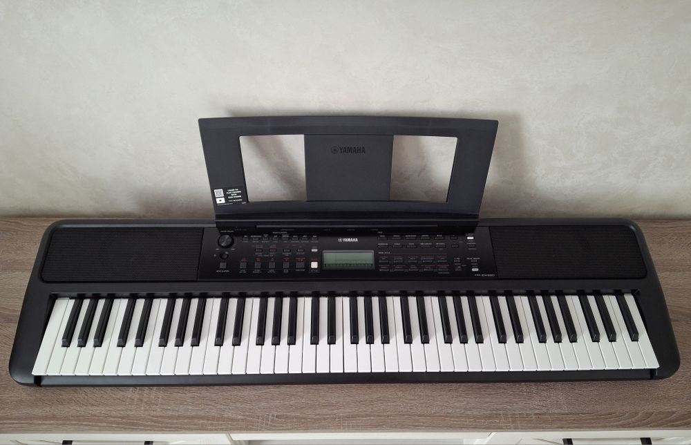 Синтезатор Yamaha PSR-EW320 (у використанні пару місяців)