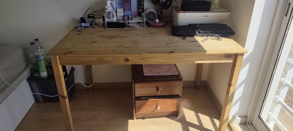 Mesa de madeira com 3 cadeiras