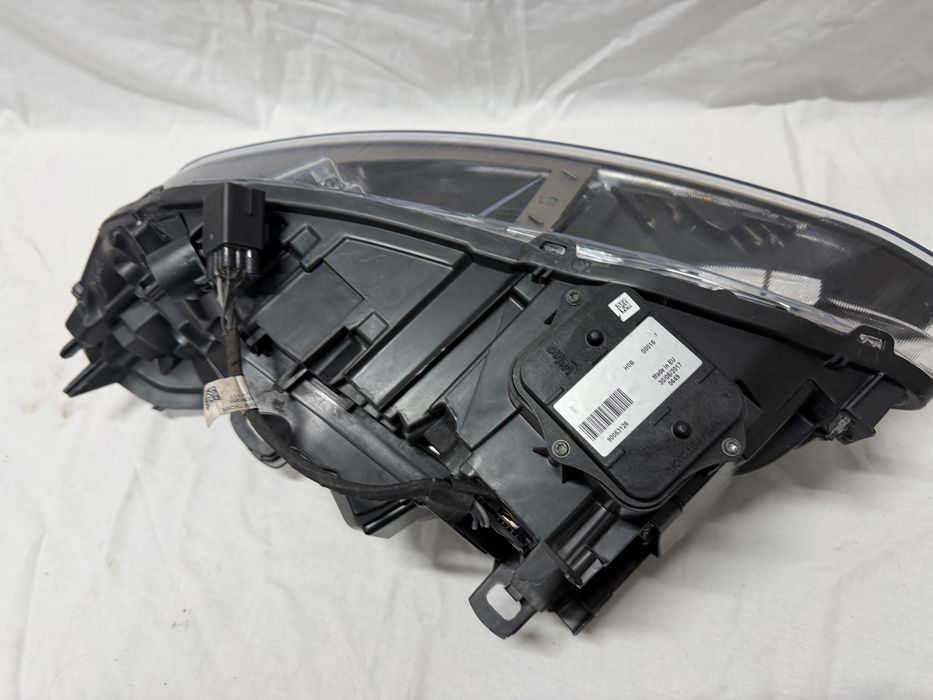 Lampa Prawy Przód VOLVO XC60 LIFT Xenon 13-17r.