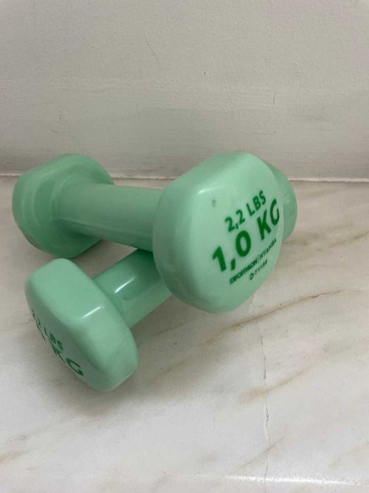 Rolo de Pilates em Espuma 90cm de Comprimento 15cm de Diâmetro Preto​ + Halteres 1kg
