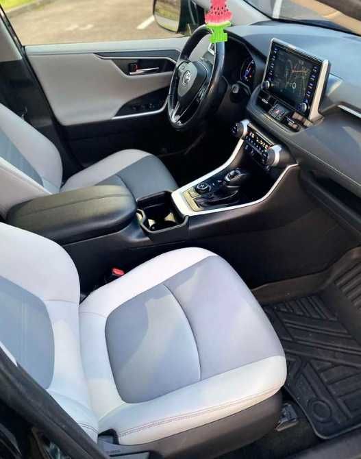 Toyota RAV4 2020 року