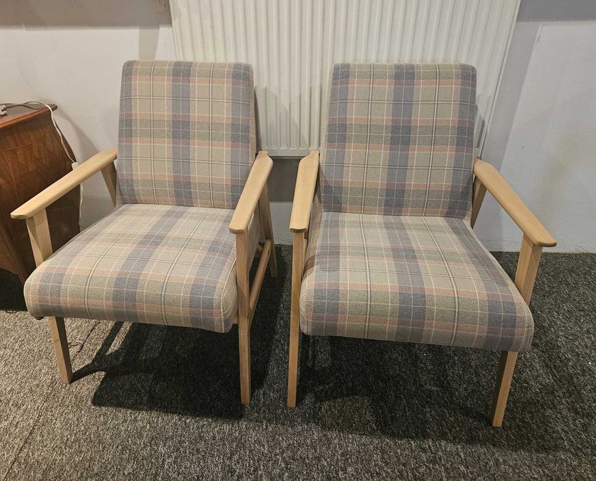 Dwa fotele klubowe PRL, Lisek, po renowacji.