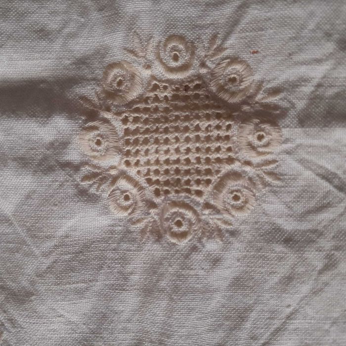 Pano Grande de Linho com Renda Branco e Bege – Enxoval Vintage (113x44,5 cm)