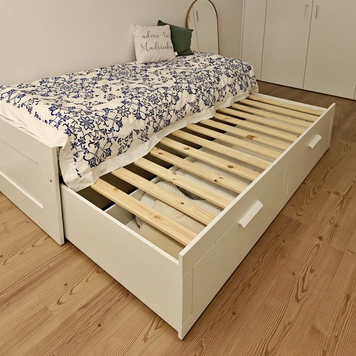 Cama individual e de casal com gavetas