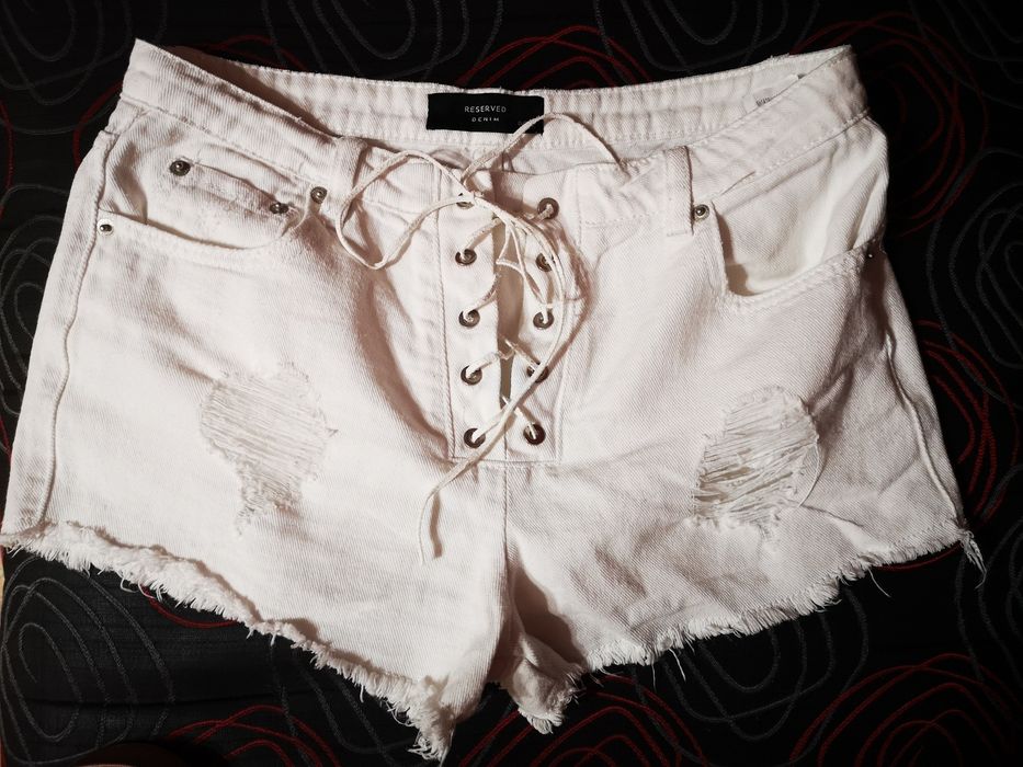 Białe spodenki Reserved 38