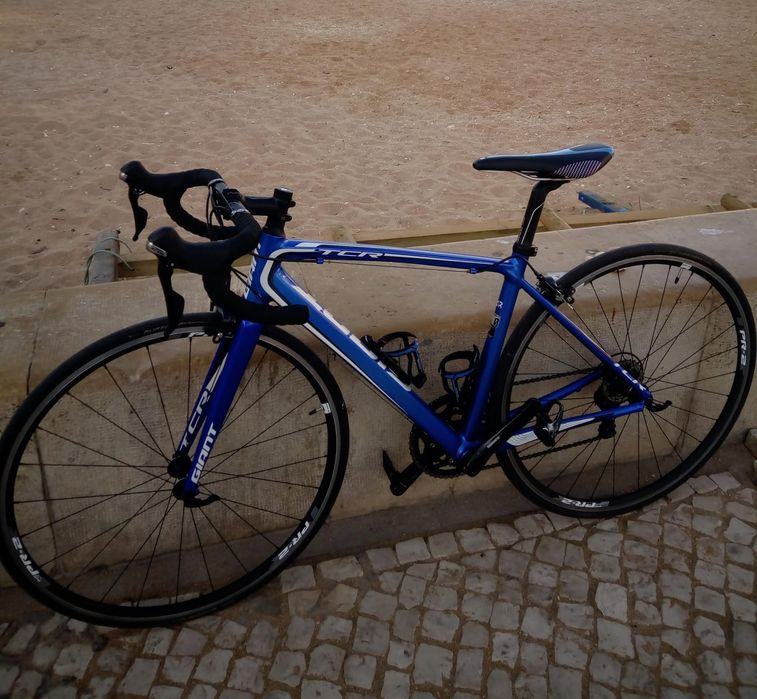 Vendo Bicicleta Giant forqueta carbono, Shimano 205 etc tamanho médio está nova. 600€