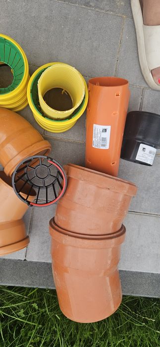 Złącza kolanka przejściówki do rynny i rury drenarskiej