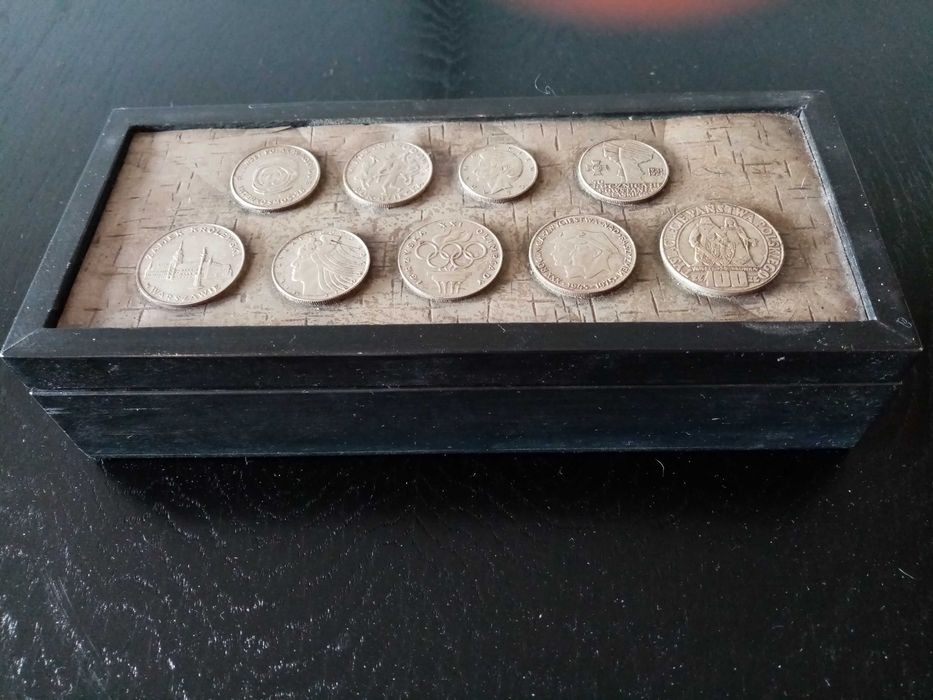 Pudełko, szkatuła z monetami