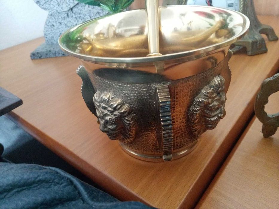 Almofariz em latão.