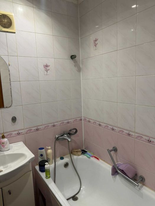 ТЕРМІНОВО ПРОДАМО 1к Квартира  Виставка, Зарічанська , 45м2 2кім -переплановано в однокімнатну і кухня-студія, поверх 5 , цегляний будинок