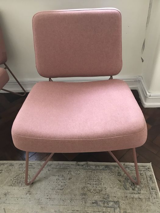 Cadeiroes em pano rosa