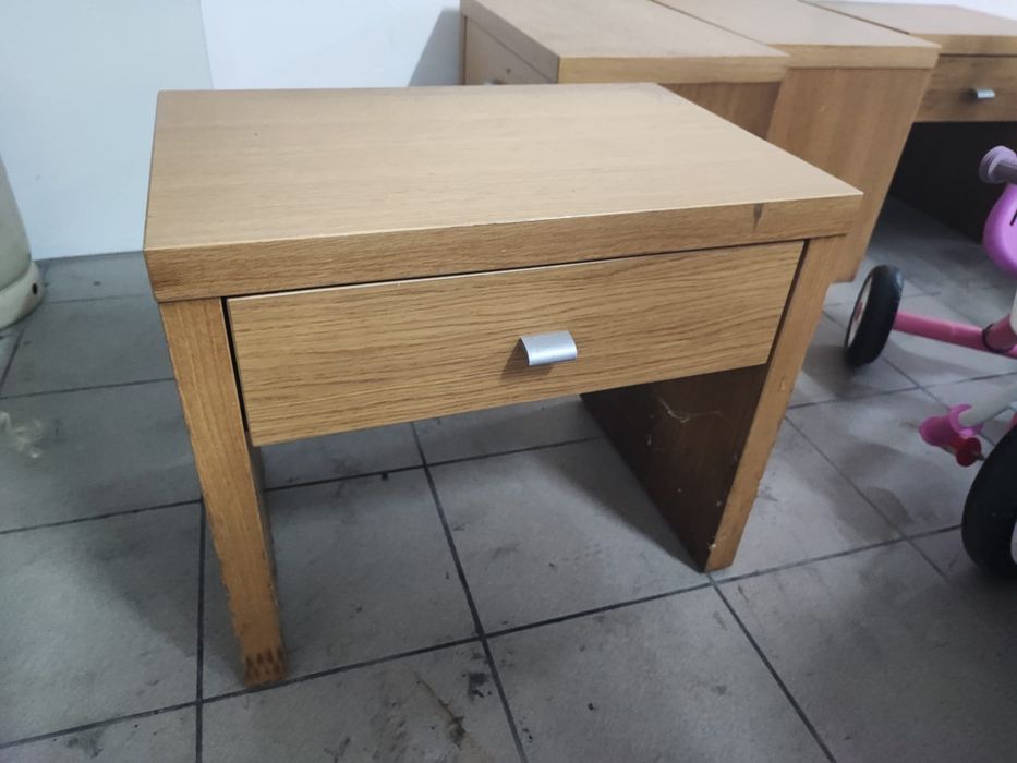 Duas mesas de cabeceira em madeira de carvalho maciça