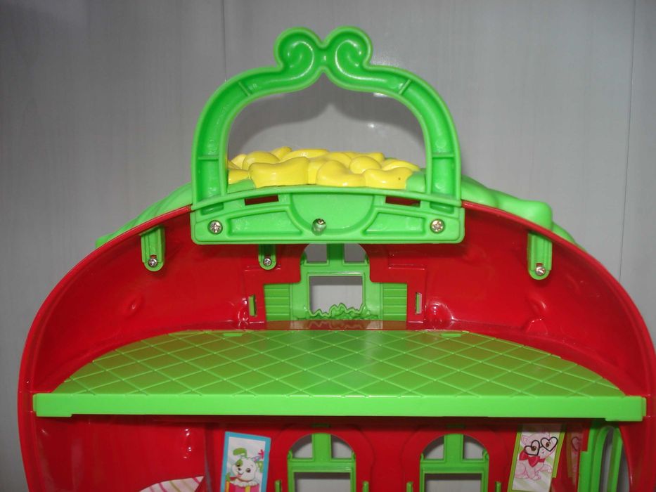 домик кукольный переносной  Disney Клубничка 33х26х13 см дверцы дворик