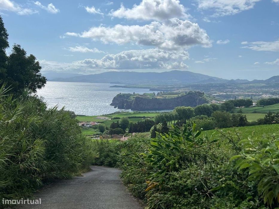 Terreno em Santo António com Vista Mar e Potencial Turístico