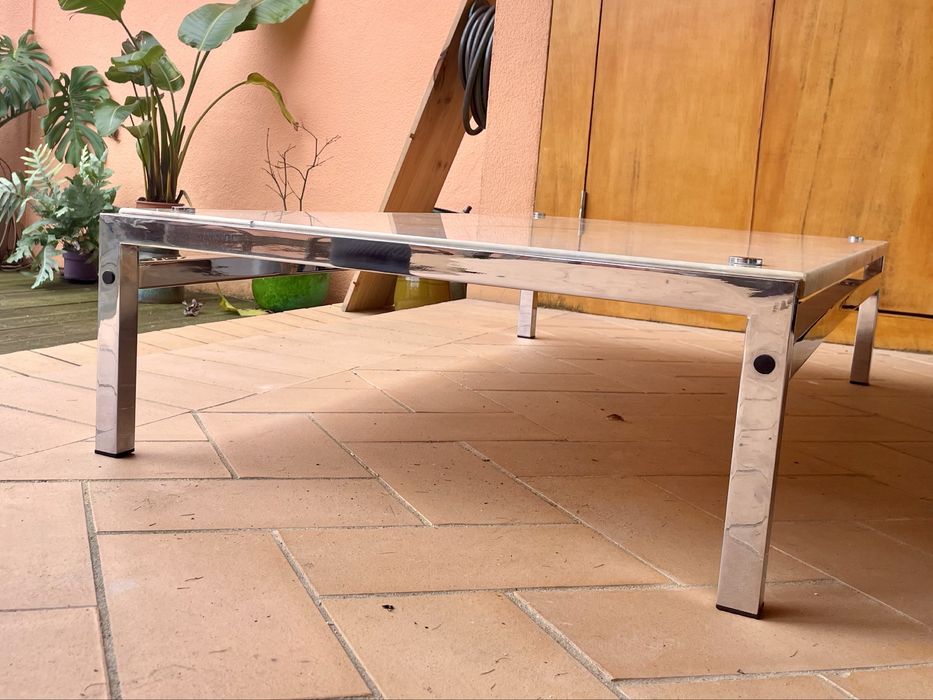 Mesa baixa com tampo de mármore.
