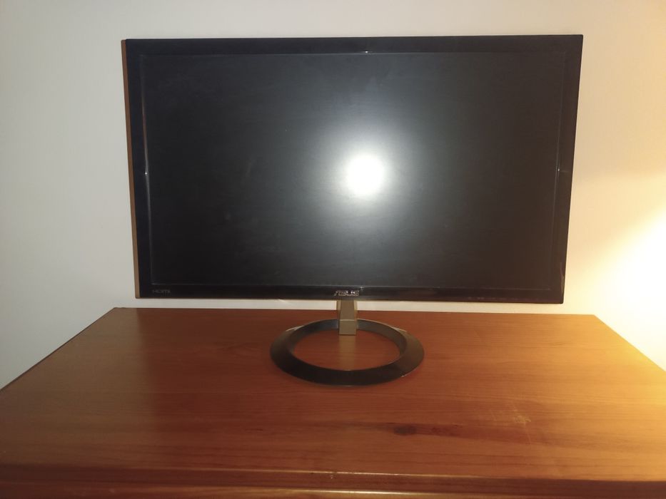 Monitor Asus. 24 polegadas. Em optimo estado, com coluna interna