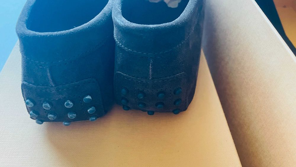 Sapatos de camurça Tod's, novos, sem uso e na caixa original.
