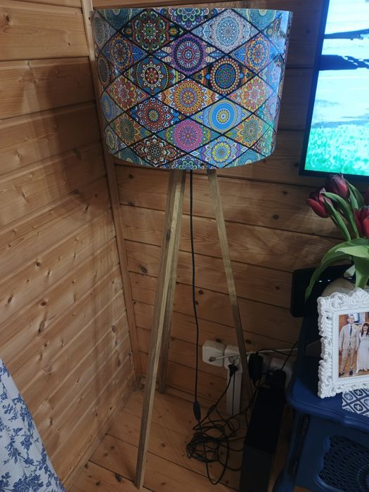 Lampa stojąca na nogach