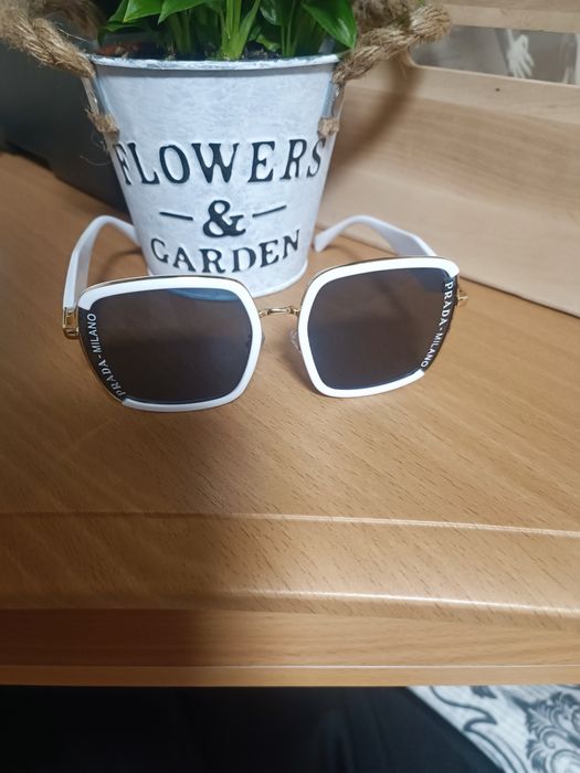 Окуляри сонцезахисні в стилі Prada.