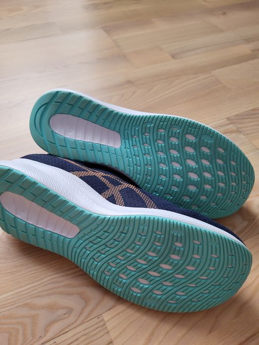Нові кросівки Asics